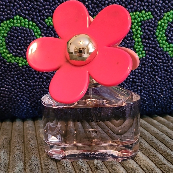 Marc Jacobs Daisy Perfume with Pink and Red Floral Cap - Picture 2 of 2